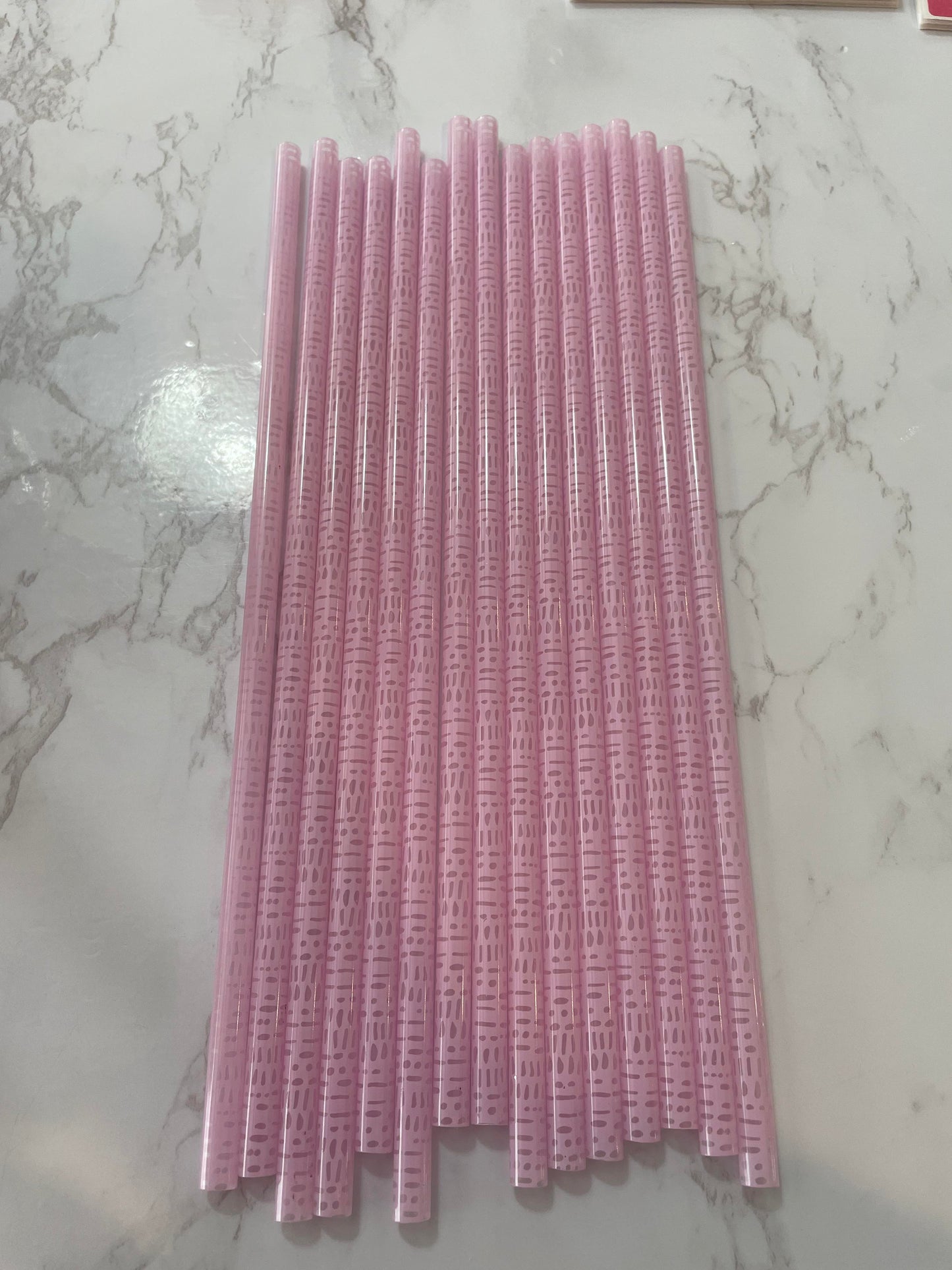 Pink tribal design straw (clear)