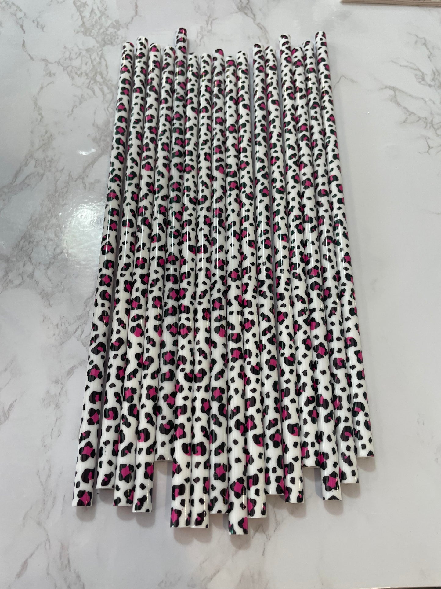 Pink leopard print straw (white)